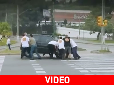 Πάτησε στη διάβαση και τον πήραν σηκωτό!